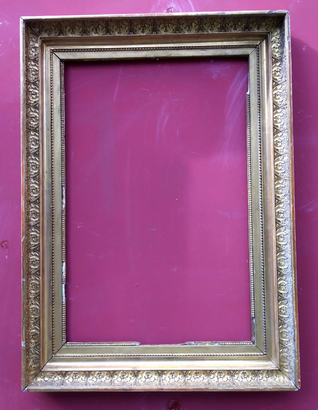 cornice tipicamente Impero dorata in oro fino, sagoma a guscia con eleganti intagli all'interno XIX° sec. cm.44 x 69